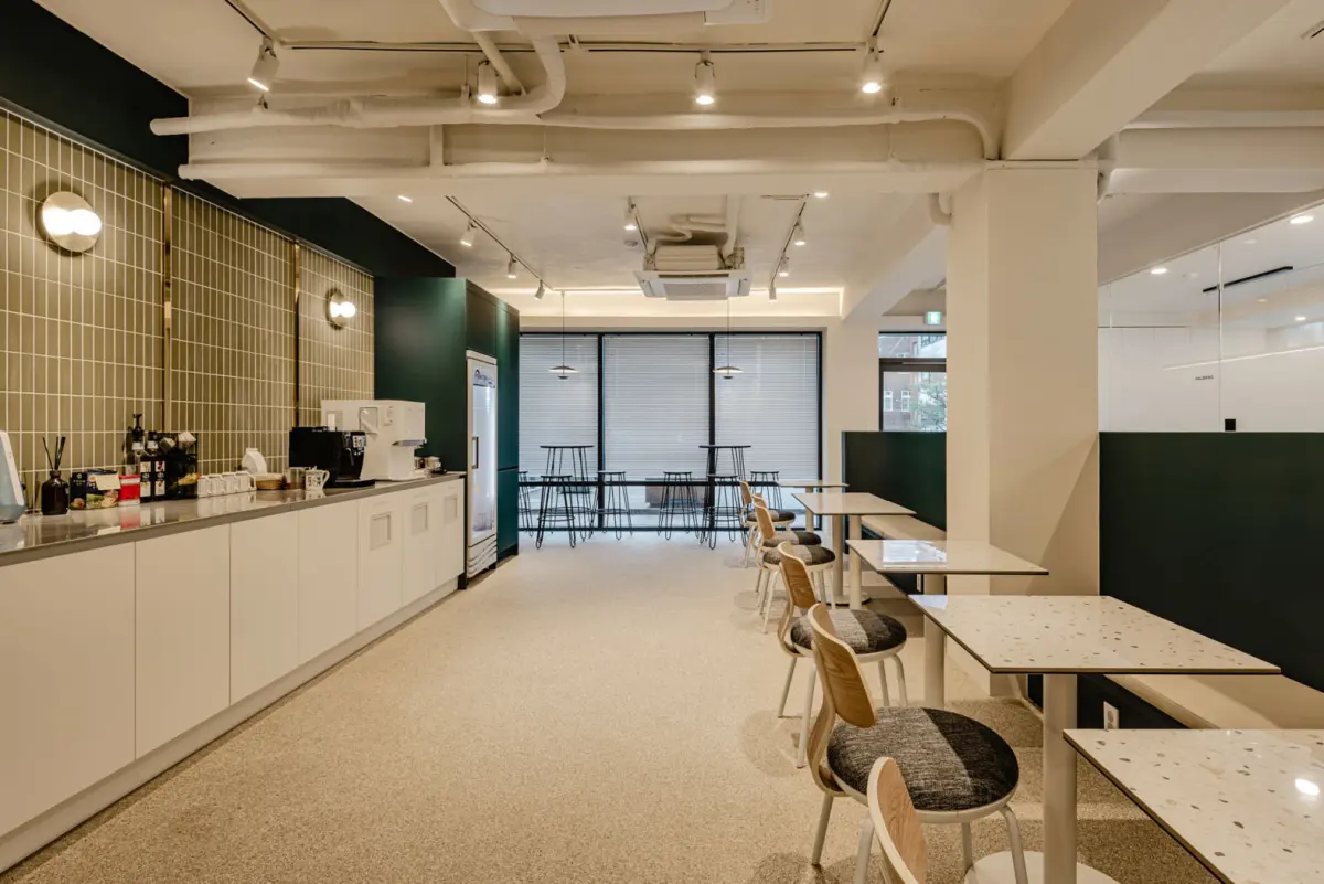 팬트리와 다이닝이 결합된 기능적 오피스 라운지